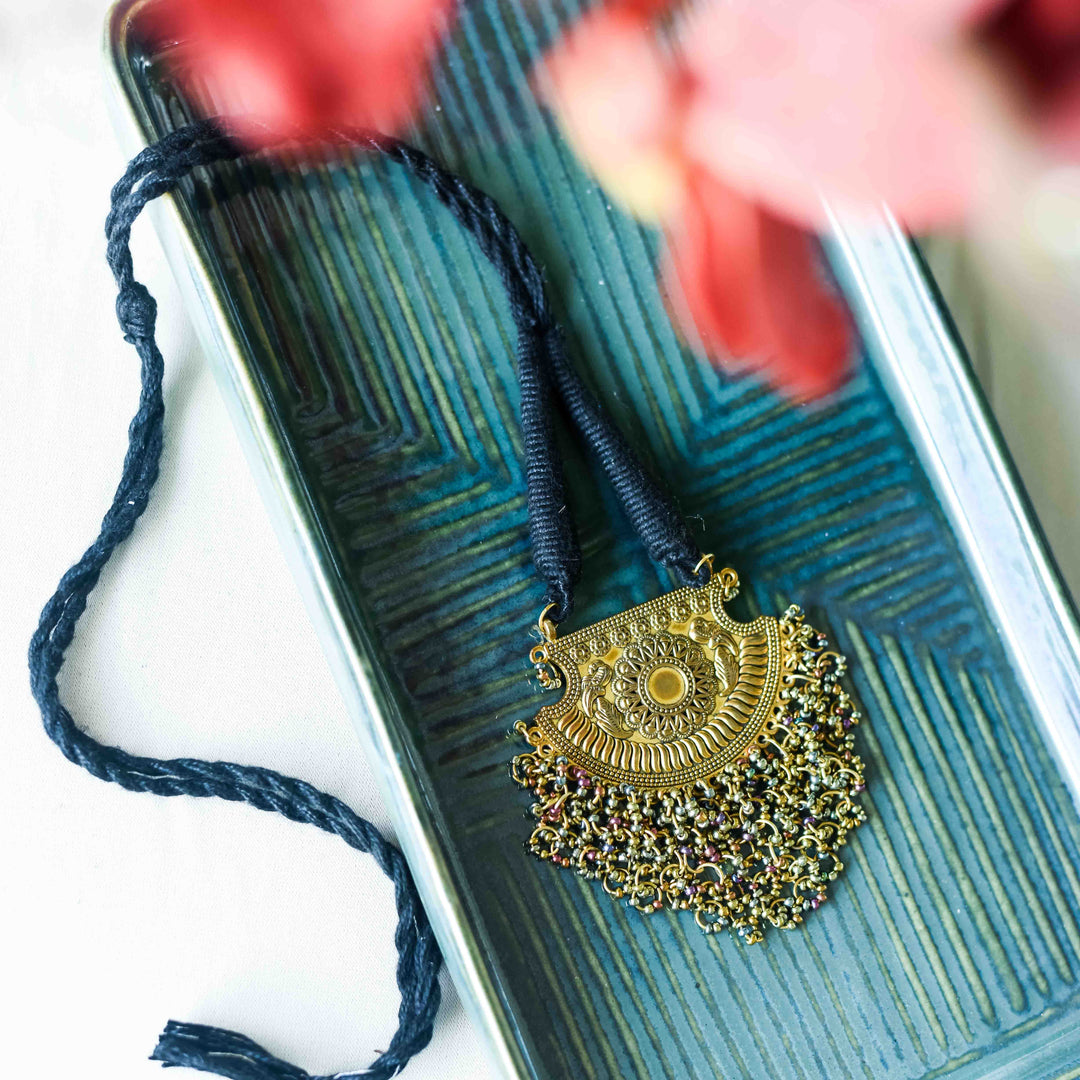 Juhi Metal Pendant Necklace