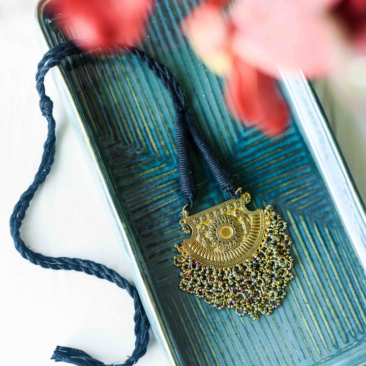 Juhi Metal Pendant Necklace